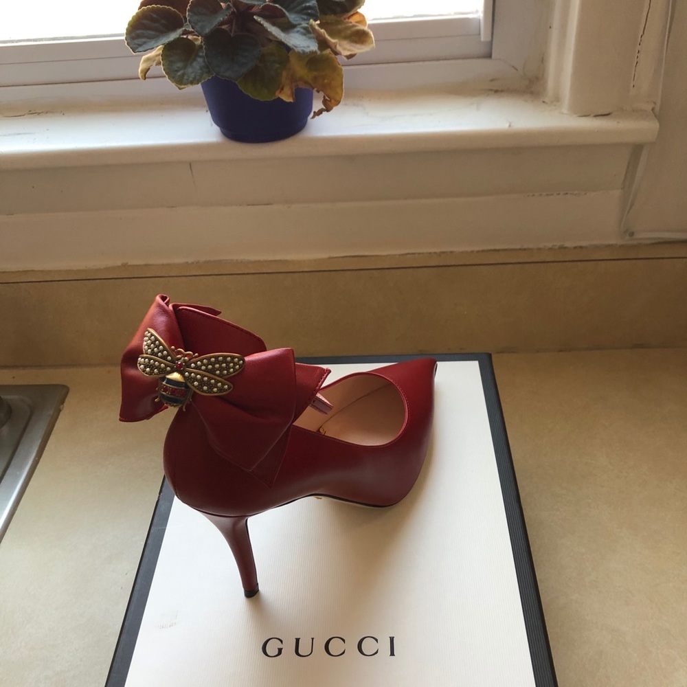Gucci Queen Margaret Pointed Toe Ankle Strap Pumps - Picture 4 of 8